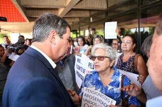Aposentados pediram ao governador para participar de debate sobre valor pago à previdência estadual (Foto: Paulo Francis)