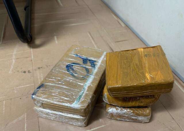 Prestes a voltar para casa, mulher &eacute; presa com 3,6 kg de coca&iacute;na no aeroporto