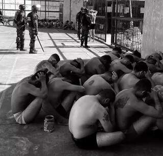 Policiais do Batalhão de Choque durante operação nesta manhã na Penitenciária de Dois Irmãos do Buriti (Foto: divulgação)
