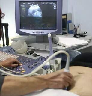 Mulher grávida faz ultrassom (Foto: Campo Grande News/Arquivo)