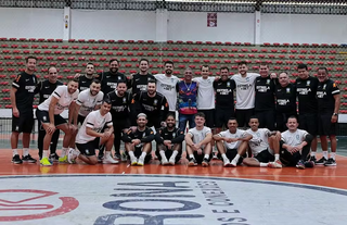 Atletas da Seleção Brasileira de futsal posando para foto no ginásio de Gramado (Foto: Divulgação) 