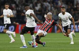 Jogadores disputam a posse da bola em clássico paulista. (Foto: Rubens Chiri/São Paulo)