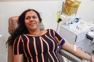 Elizete doando sangue no Hemosul, na manhã desta terça-feira (Foto: Henrique Kawaminami)