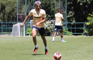 Atacante argentino Carelli em treino com bola no São Paulo (Foto: SPFC/Divulgação)