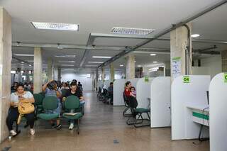 Pesssoas em entrevistas de emprego na sede da Funtrab, em Campo Grande (Foto: Marcos Maluf)