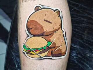 Empresário fez tatuagem ‘sticker’ de capivara com hambúrguer. (Foto: Arquivo pessoal)