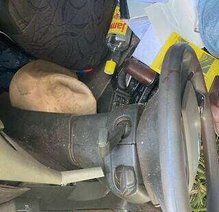 Garrafa de pinga encontrada na cabine de caminhão que tombou na BR-463 (Foto: Divulgação)