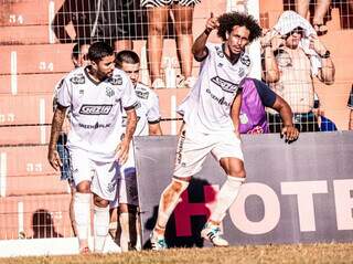 Jogadores do Operário comemoram gol no Campeonato Estadual (Foto: OFC)