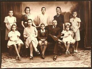 Família Thomé: Emilcy, Irene, Arnaldo, Erothildes, Cacilda (em pé), Arminda, Maria Luiza, Bráulio, Manuel e Aparecida (sentados).