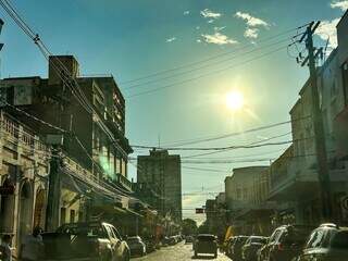 Sol forte em Corumbá anuncia o forte calor de hoje na cidade. (Foto: Marcos Maluf)