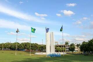 Monumento da UFMS na entrada da Cidade Universitária, em Campo Grande (Foto: Arquivo/Campo Grande News/Paulo Francis)