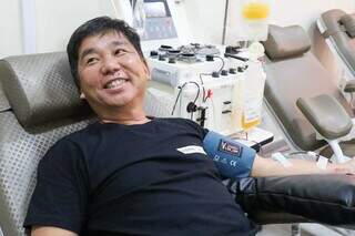 Com sorriso no rosto, Carlos Okida doa plaquetas de sangue A+ (Foto: Henrique Kawaminami)