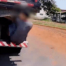 Jovem é flagrado pendurado em caminhão na Rua da Divisão