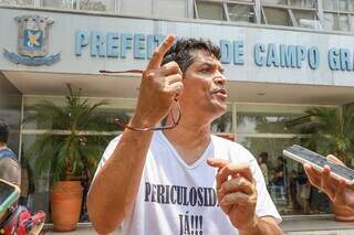 Vice-presidente do sindicato, Alberto cobra pagamento de periculosidade.  (Foto: Henrique Kawaminami)