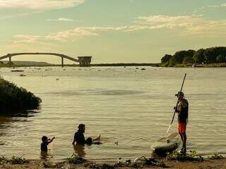 Moradores de Corumbá se refrescam em área do Rio Paraguai neste fim de tarde. (Foto: Marcos Maluf)