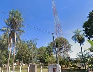 Torre de transmissão da emissora sul-mato-grossense, em Dourados. (Foto: Reprodução/Google Street View)