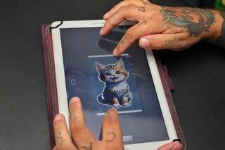 Outra opção de sticker tattoo é inspirada em um gatinho colorido. (Foto: Paulo Francis)