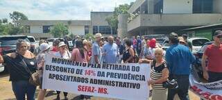 Manifestantes em frente à Governadoria, em Campo Grande (Foto: Jackeline Oliveira)