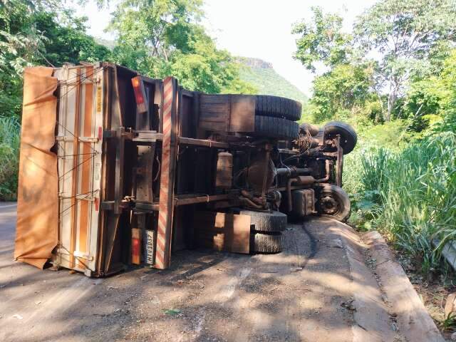 Caminh&atilde;o carregado perde freio, derrapa por 5 metros e tomba na pista