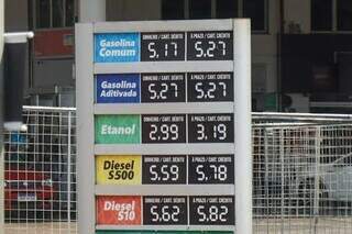 Etanol R$ 2,18 mais barato que gasolina em posto de combustível da Avenida Marechal Deodoro, na Capital (Foto: Henrique Kawaminami)