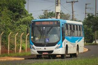 Ônibus em trânsito na região Norte de Campo Grande. (Foto: Henrique Kawaminami)