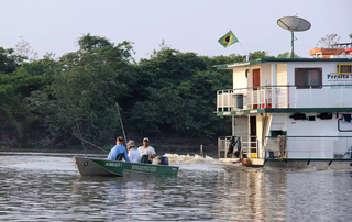 Pescadores em barco na bacia do Rio Paraguai, no município de Corumbá. (Foto: Arquivo/Campo Grande News)