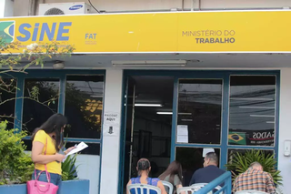 Movimentação de trabalhadores na sede da Funsat, em Campo Grande. (Foto: Arquivo/Campo Grande News)