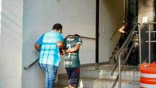 Padrasto da criança sendo levado para a DEPCA na terça-feira (Foto: Alex Machado)