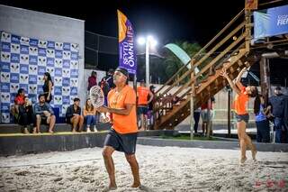 Participantes em quadra por torneio de beach tennis (Foto: Divulgação)