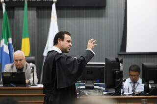 Ex-ministro do STJ, Nefi Cordeiro faz a defesa de Jamilzinho em julgamento. (Foto: Henrique Kawaminami)