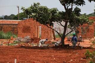 Pelo menos três moradias já estão tomando forma em terreno no Jardim Talismã (Foto: Henrique Kawaminami)
