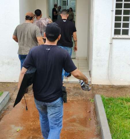 Pol&iacute;cia prende ladr&atilde;o suspeito de estuprar adolescentes durante assalto