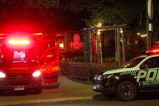 Corpo de Bombeiros e Polícia Militar em frente ao restaurante que aconteceu (Foto:Juliano Almeida)