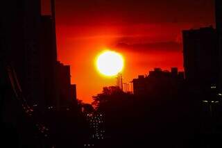 Pôr do sol registrado na Avenida Afonso Pena em dezembro (Foto: Juliano Almeida)