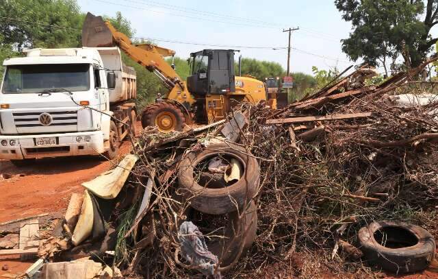 Prefeitura faz limpeza em terrenos que viraram &ldquo;lix&atilde;o&rdquo; na Capital