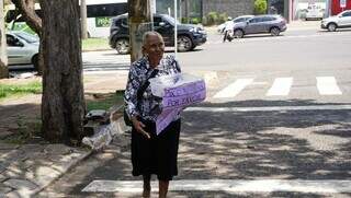 Eva durante vendas na Rua Alagoas (Foto: Alex Machado)