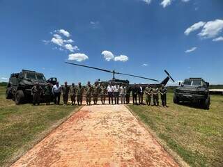 Blindados e helicóptero das Forças Armadas do Paraguai usados na operação (Foto: Divulgação)