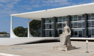 Estátua da Justiça, instalada em frente ao Plenário do STF, em Brasília (DF). (Foto: Fábio Rodrigues/Agência Brasil)