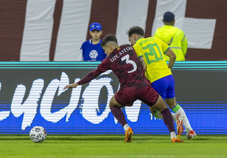 Mauricio disputa bola com jogador da Venezuela. (Foto: Joilson Marconne/CBF)