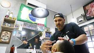 No Bairro Aero Rancho, ele abriu barbearia para &#39;voltar às raízes&#39;. (Foto: Alex Machado)