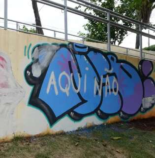 Muro da discórdia: morador diz ter planos para local onde grafite foi "apagado"