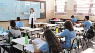 Estudantes utilizam máscara de proteção facial durante retorno às aulas presenciais, em 2021. (Foto: Arquivo/Campo Grande News)