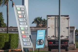 Gasolina comum é vendida a R$ 5,69 em posto da Avenida Duque de Caixias (Foto: Henrique Kawaminami)