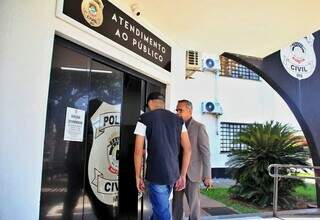 Leandro Rojas de Souza e advogado, na manhã desta quinta-feira (Foto: Paulo Francis)