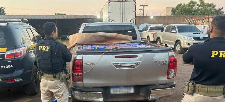 Após perseguição e tiros, homem abandona camionete roubada com drogas
