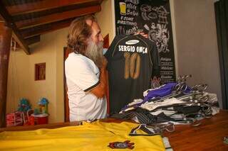 Sérgio mostra uma das camisetas personalizadas que tem. (Foto: Paulo Francis)