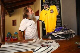 Em casa, aposentado tem coleção de camisas do &#39;Timão&#39;. (Foto: Paulo Francis)