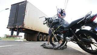 Motociclista &eacute; socorrido em estado grave ap&oacute;s bater em traseira de caminh&atilde;o