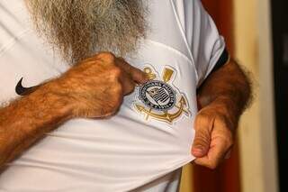 Torcedor aponta para símbolo do Corinthians na camisa. (Foto: Paulo Francis)