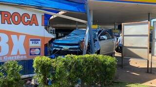 Atropelado por caminhonete que invadiu posto, funcion&aacute;rio tem m&atilde;o amputada